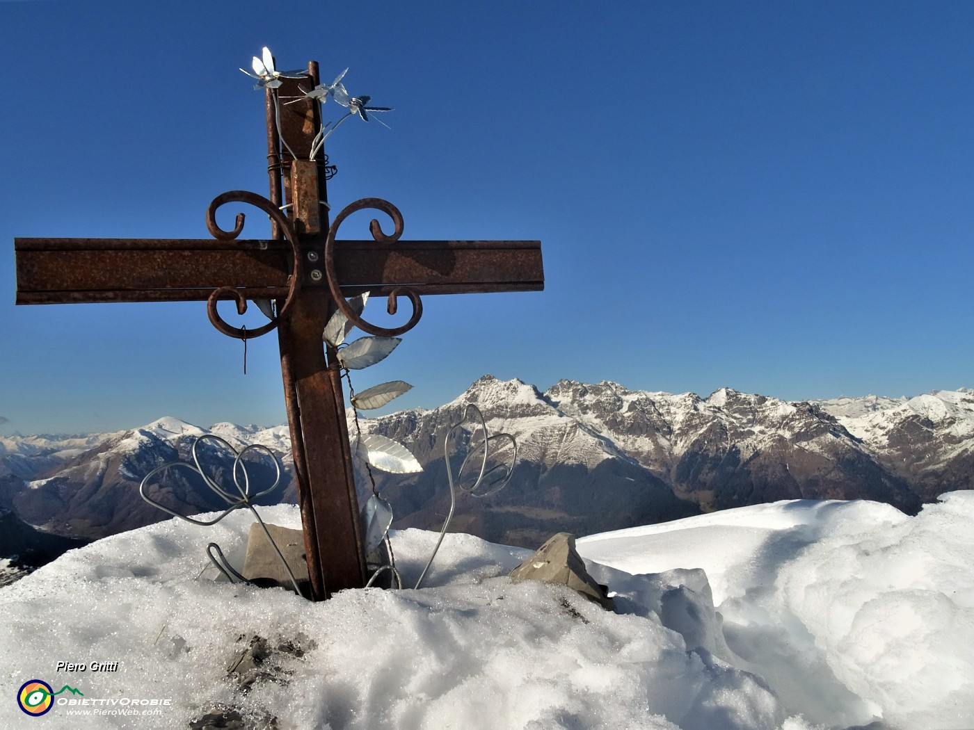 06 Alla crocetta di vetta del Monte Aralalta (2006 m) con vista in Tre Signori.JPG